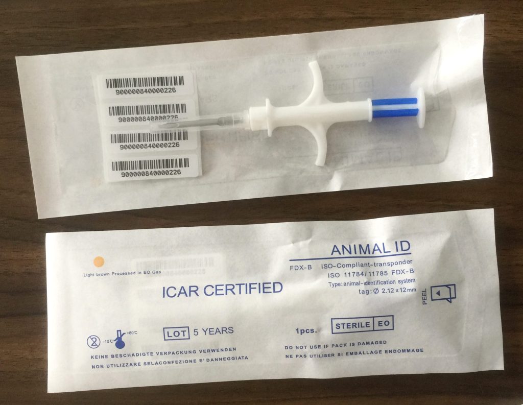 Contoh microchip lengkap dengan alat injeksi yang tersertifikasi.